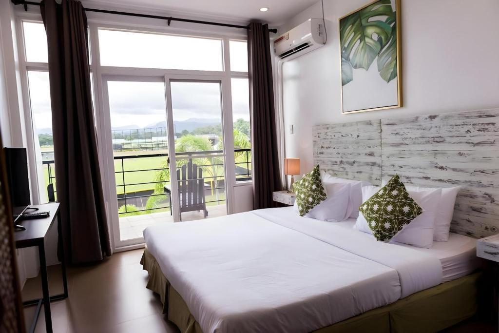 The Mansion Hotel Mabalacat Eksteriør billede