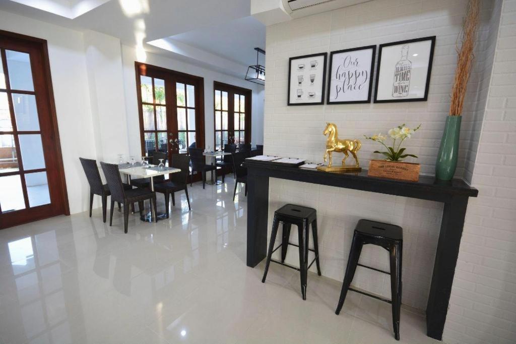 The Mansion Hotel Mabalacat Eksteriør billede