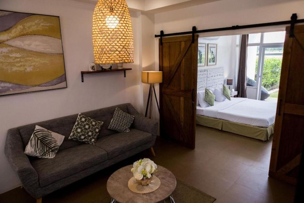 The Mansion Hotel Mabalacat Eksteriør billede